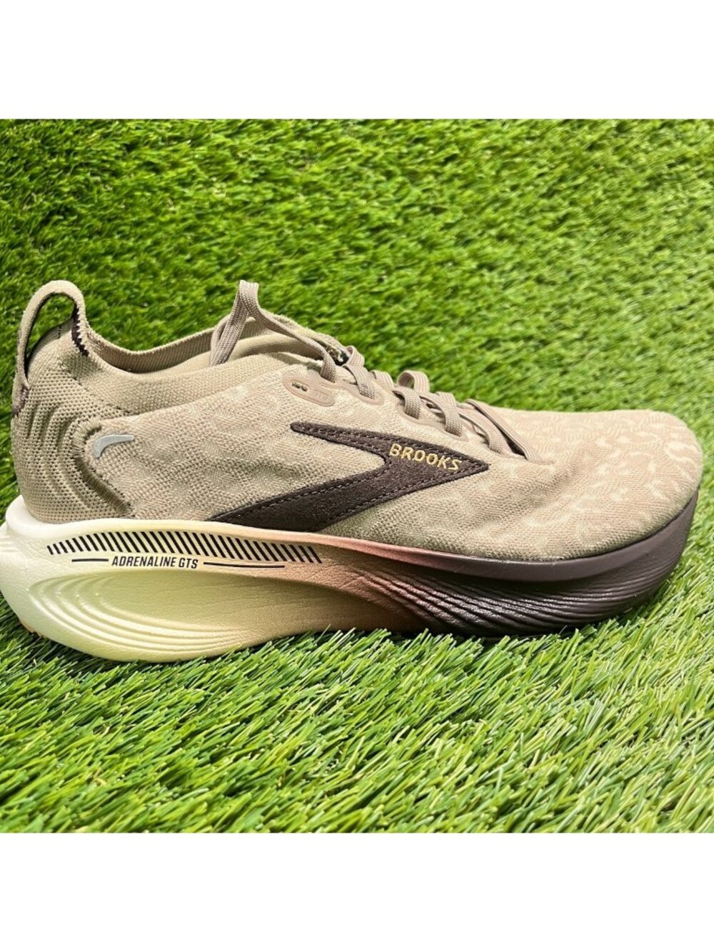 Brooks Adrenaline GTS 25 Womens Size 7 Beige Athletic Running Shoes Sneakers